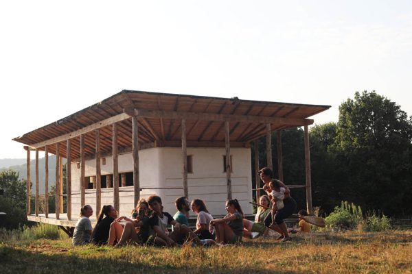 ARHEIA - Locuim in case de pamant